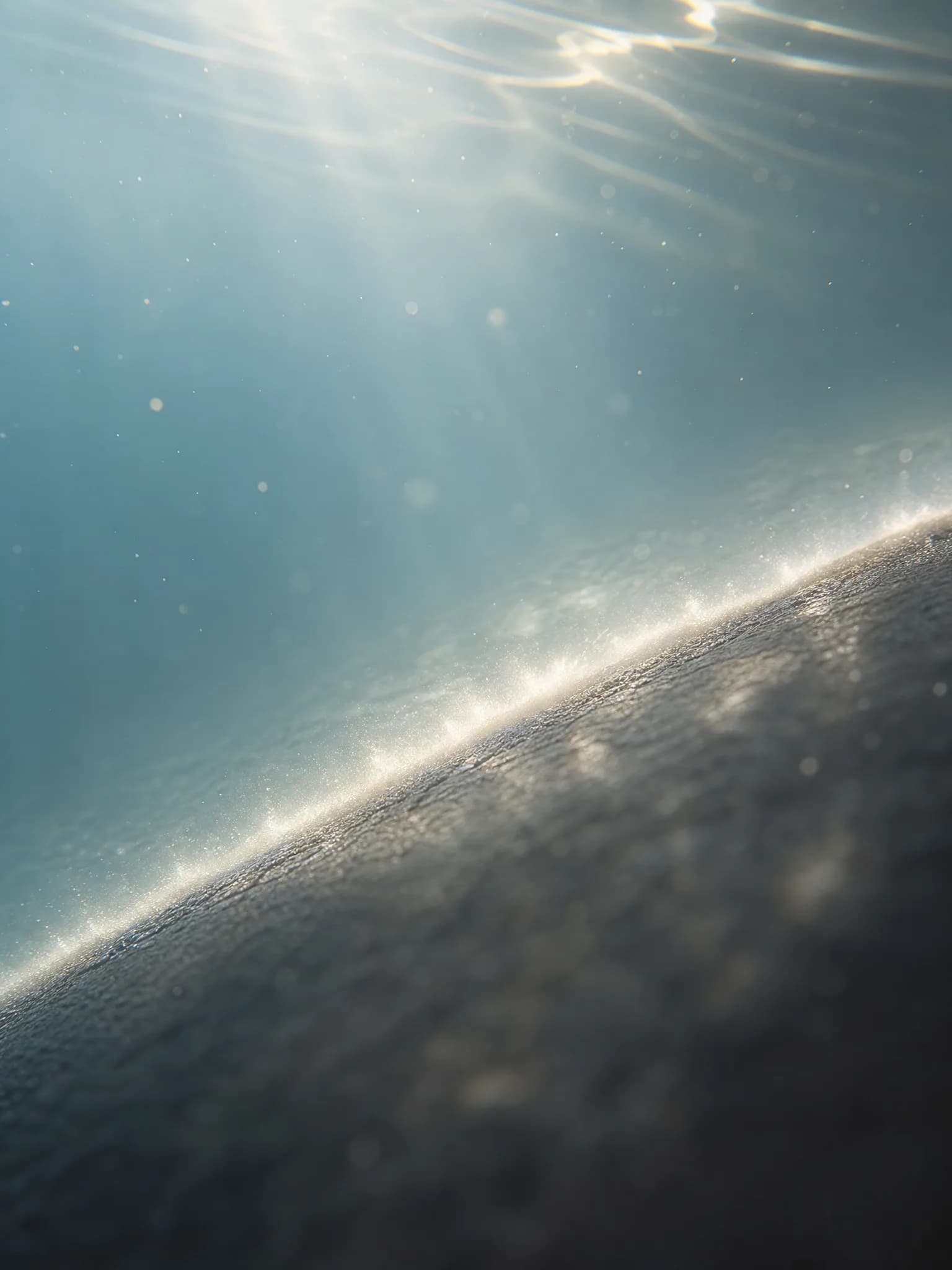 Makroaufnahme von klarem Wasser mit Lichtbrechungen und feinen Partikeln